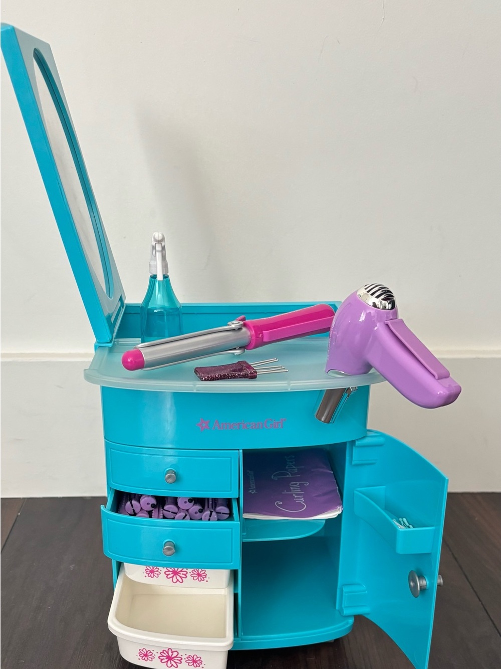 Beautiful American Girl Salon Set and Chair and Accessories - Picture 3 of 4
